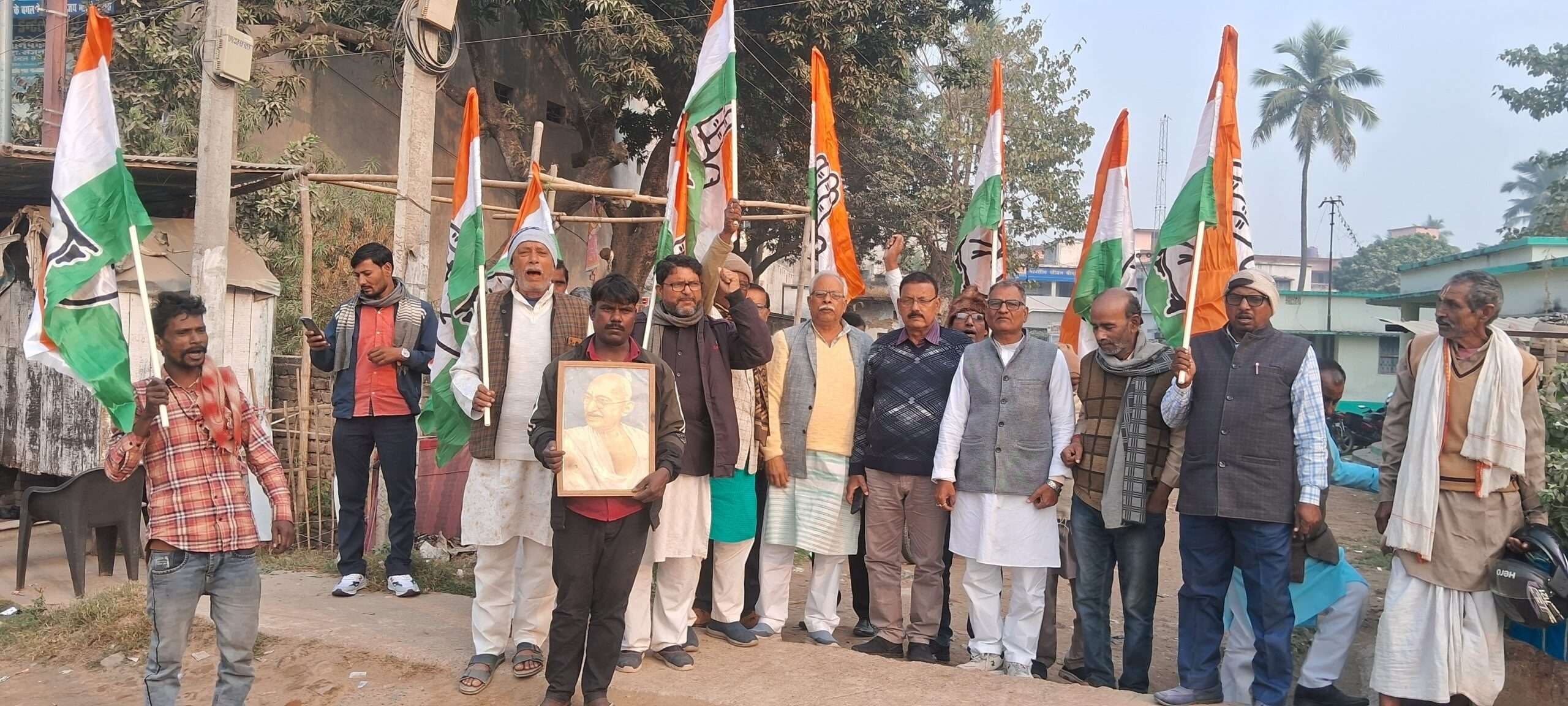 मनरेगा व गांधी की विरासत बचाने को सड़कों पर उतरी कांग्रेस, किया विरोध प्रदर्शन