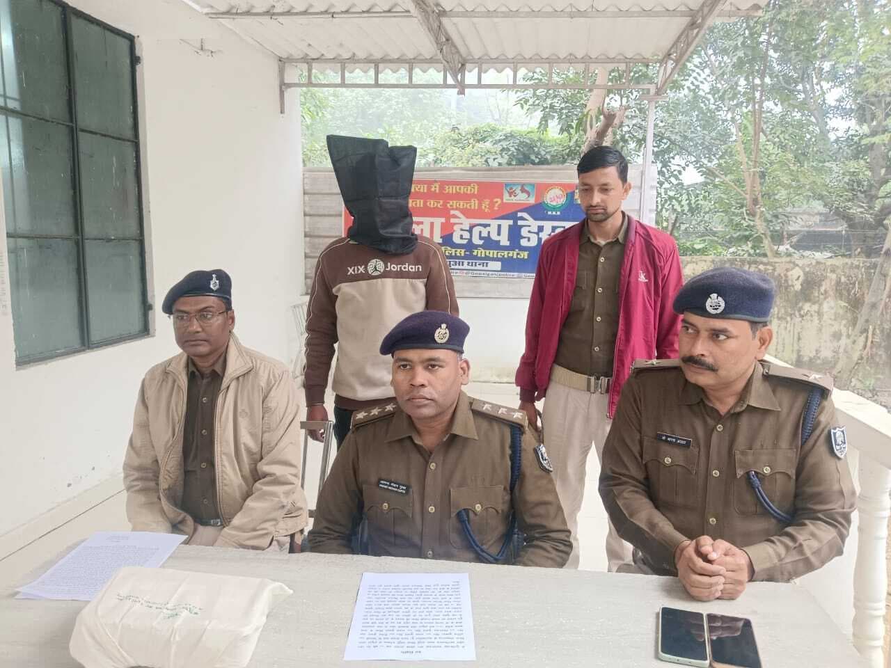 हथुआ गांव में किराये के मकान में रह रहा युवक हथियार के साथ गिरफ्तार