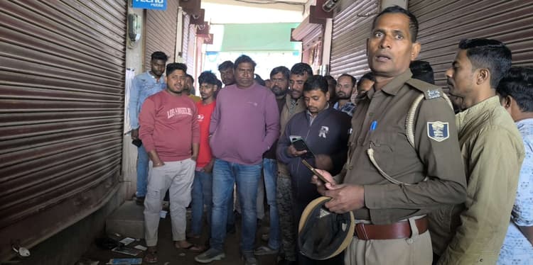 मोबाइल दुकान का शटर तोड़  नौ मोबाइल समेत ढाई लाख  की चोरी