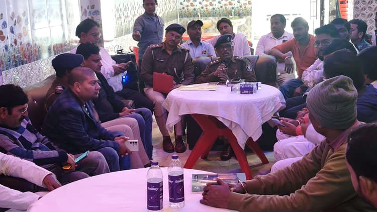 बढ़ती आपराधिक घटनाओं, चोरी, नशाखोरी व यातायात व्यवस्था को लेकर प्रशासन व व्यापारियों की हुई बैठक