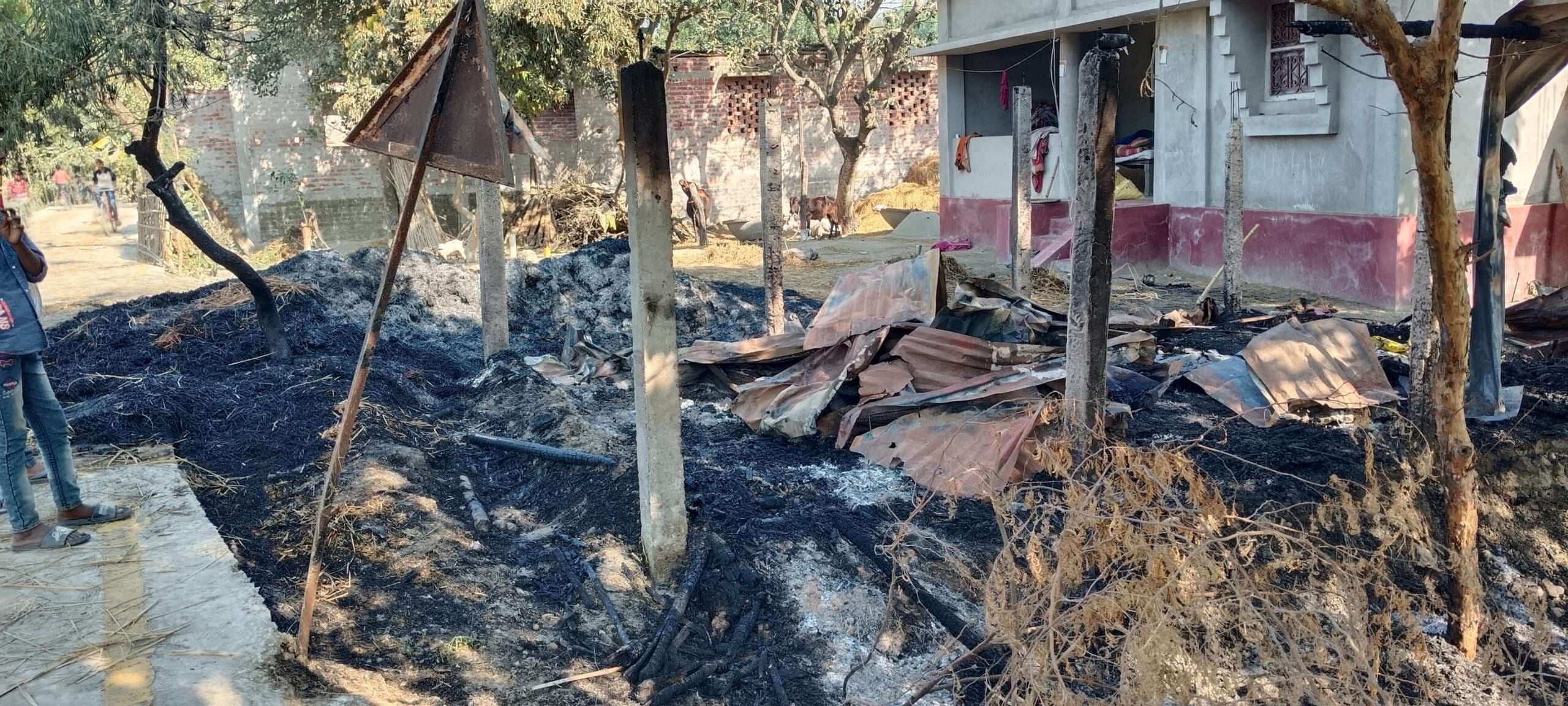 आग लगने से एक घर जला, हजारों की संपत्ति नष्ट