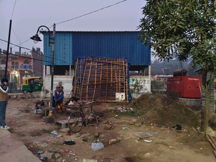 नोटिस मिलने से हड़कंप, दुकानदारों ने प्रतिष्ठान हटाना किया शुरू