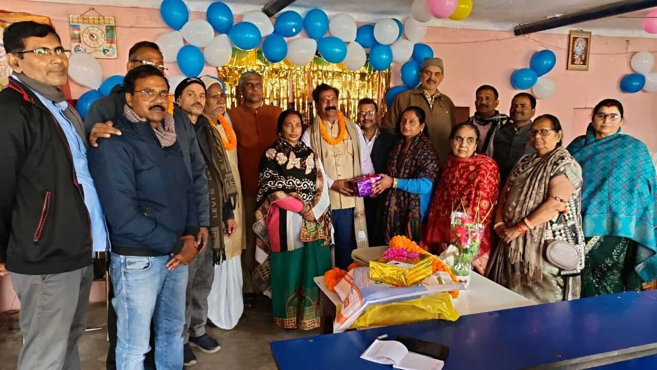 सेवानिवृत्त प्रधानाध्यापक को दी भावभीनी विदाई