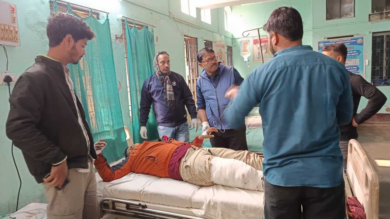 सड़क हादसे में युवक गंभीर रूप से घायल, पटना रेफर