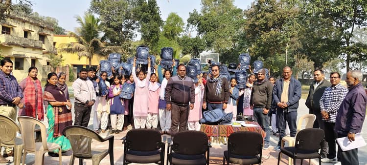 छात्राओं की एफएलएन किट वितरित