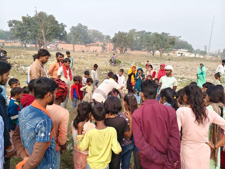 नवजात का शव मिलने से फैली सनसनी, लोगों की जुटी भीड़