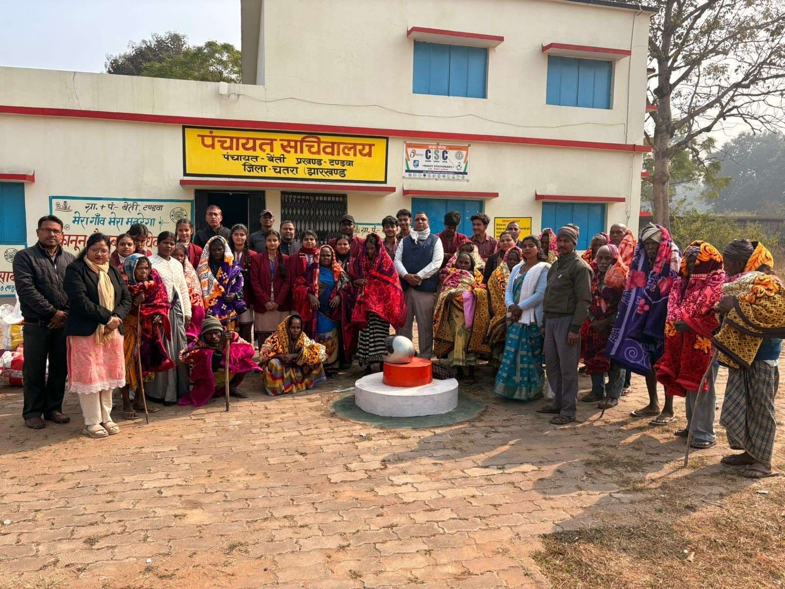 डीएवी खलारी ने किया जरूरतमंदों में कंबल एवं गर्म कपड़ों का वितरण