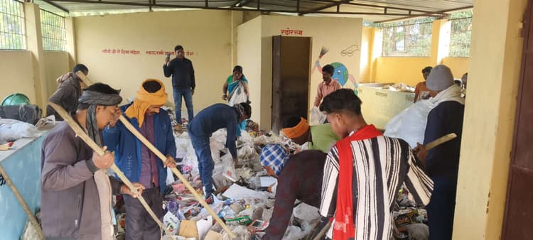 अपशिष्ट प्रसंस्करण इकाई में स्वच्छता कर्मियों ने कचरे को किया अलग