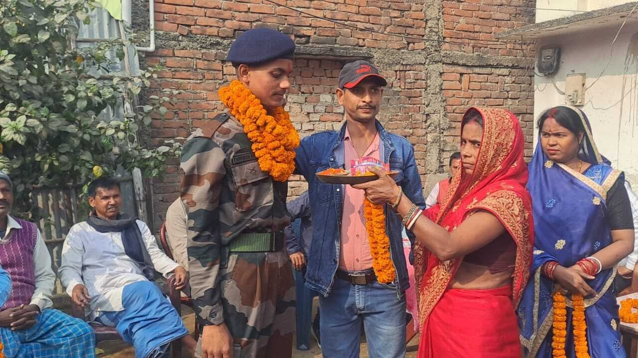 मजदूर के बेटे की सफलता पर पंचायत गौरवान्वित