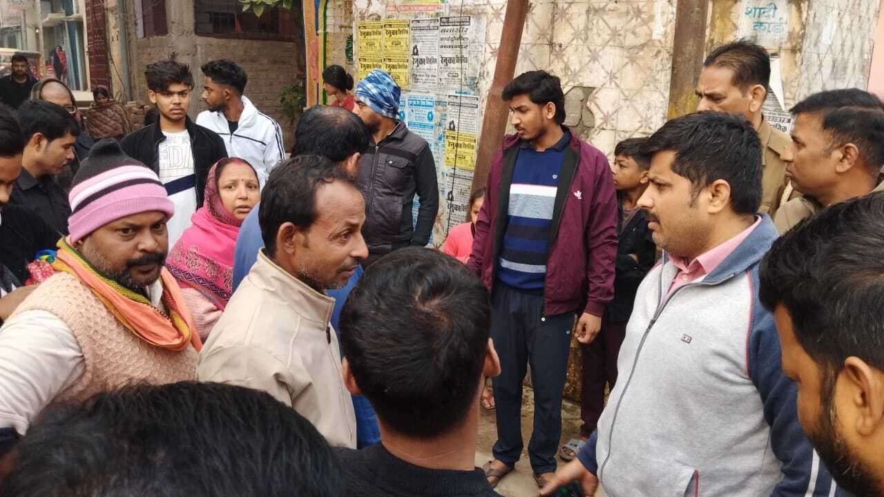 शराब तस्करी विवाद में वृद्ध की हत्या कर बीच सड़क पर फेंका शव