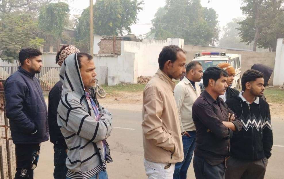 अपराधियों ने हत्या कर वृद्ध के शव को शहर की सड़क पर फेंका, फैली सनसनी