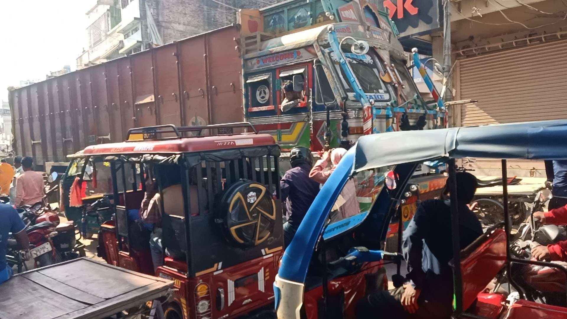 बड़े वाहनों के प्रवेश से शहर में लगता है जाम