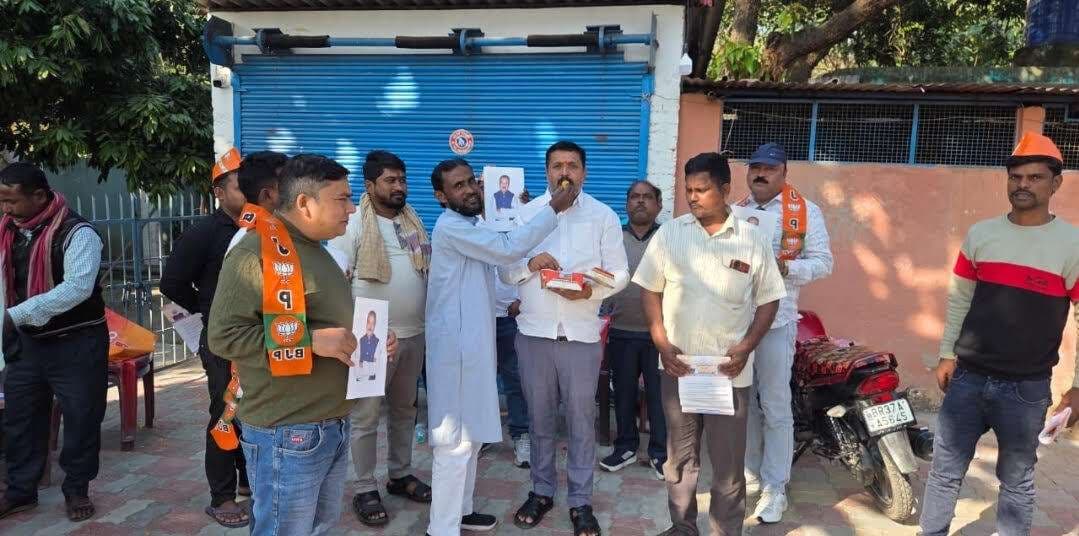 डॉ दिलीप जायसवाल को पथ निर्माण विभाग का प्रभार मिलने पर मनाया जश्न