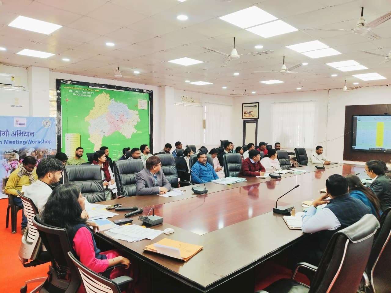 स्कूलों में शत-प्रतिशत स्वेटर वितरण सुनिश्चित करें बीडीओ : डीसी