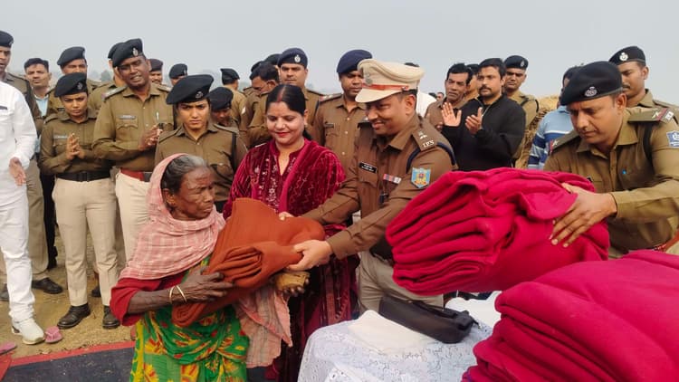 आदिवासी बाहुल्य गांव सांवलापुर में जरूरतमंदों के बीच एसपी ने बांटे कंबल
