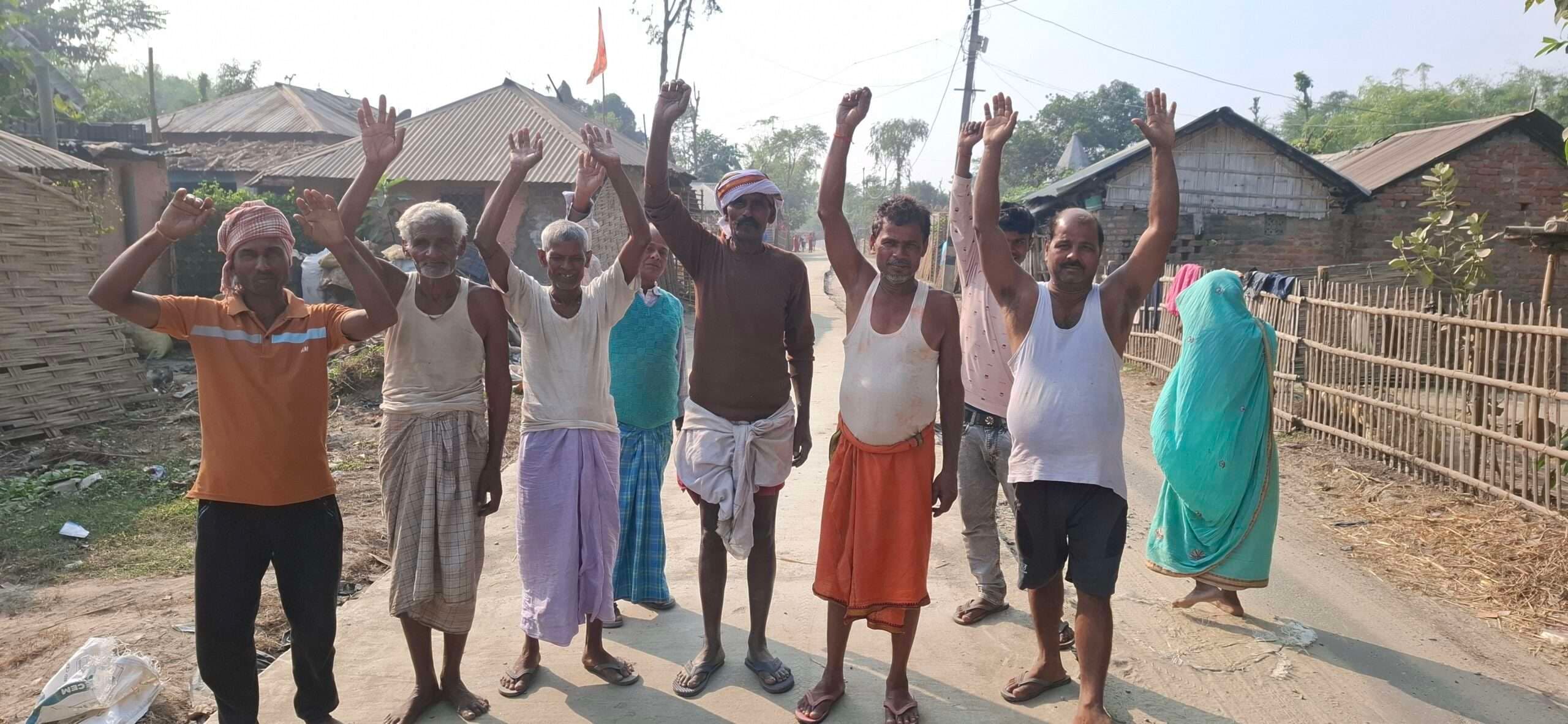 सड़क निर्माण कार्य में घटिया सामग्री का उपयोग, लोगों ने कार्य को रोका