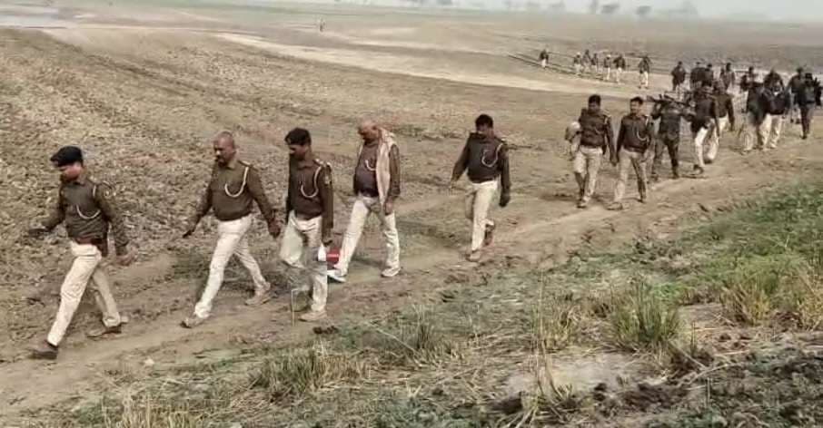 गोबराही दियारा में पुलिस का फ्लैग मार्च, अपराधियों को किया खबरदार