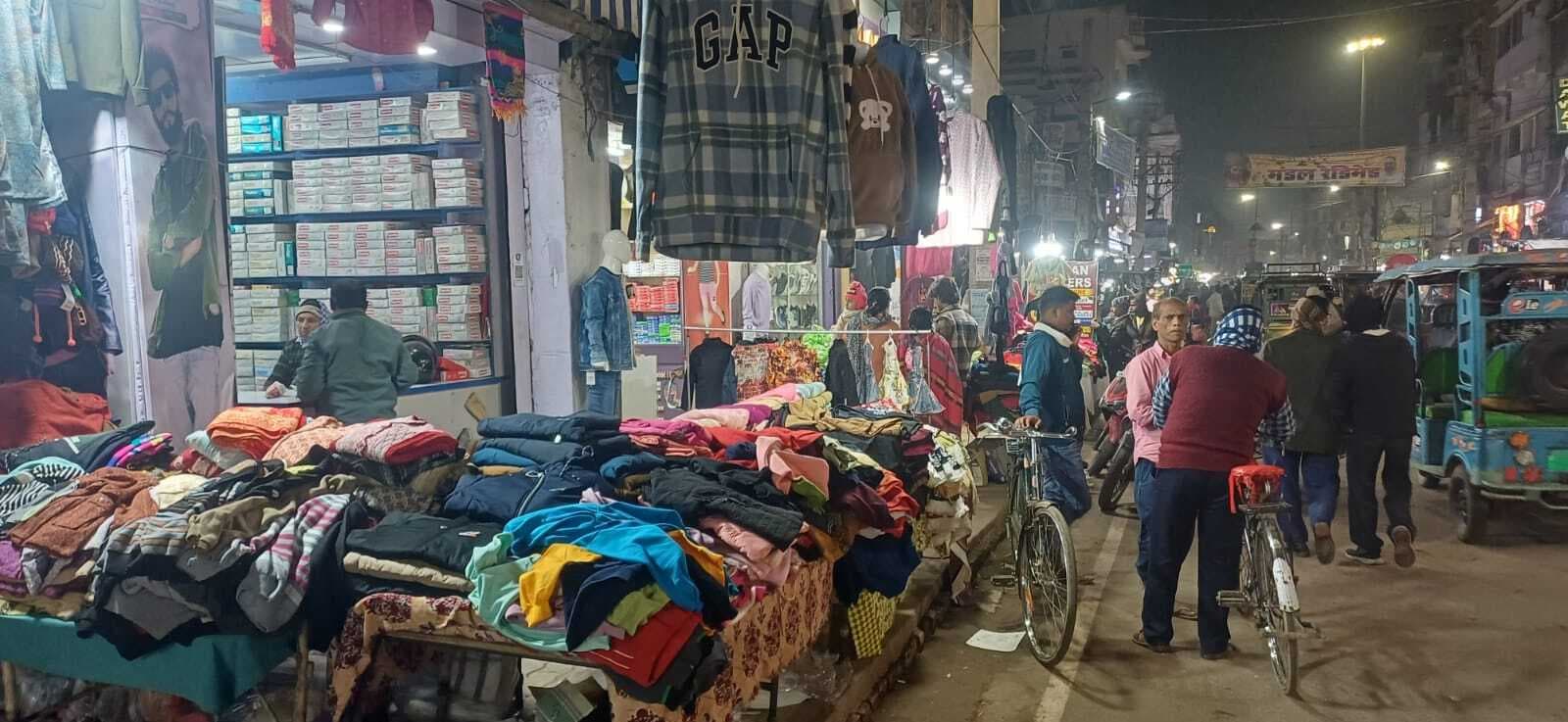 अतिक्रमण हटाओ अभियान की निकली हवा, फुटपाथ व सड़क पर सज गयी दुकान