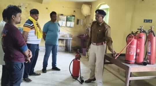 गेस्ट हाउस कर्मियों को आग से बचाव की दी गयी जानकारी