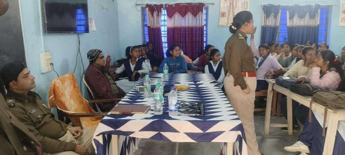 छात्राओं को दी साइबर फ्राॅड से बचने की जानकारी