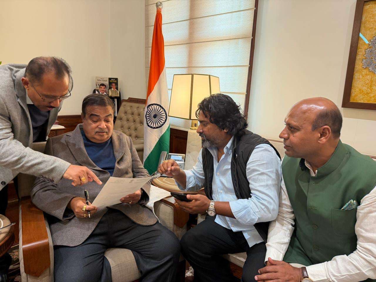 केंद्रीय मंत्री नितिन गडकरी से मिले राजमहल सांसद व विधायक