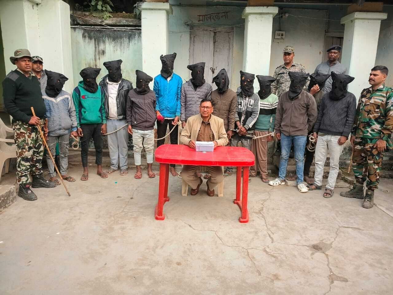Deoghar news :14 मोबाइल, 16 सिम कार्ड व पांच एटीएम कार्ड के साथ 12 साइबर आरोपित गिरफ्तार, भेजे गये जेल