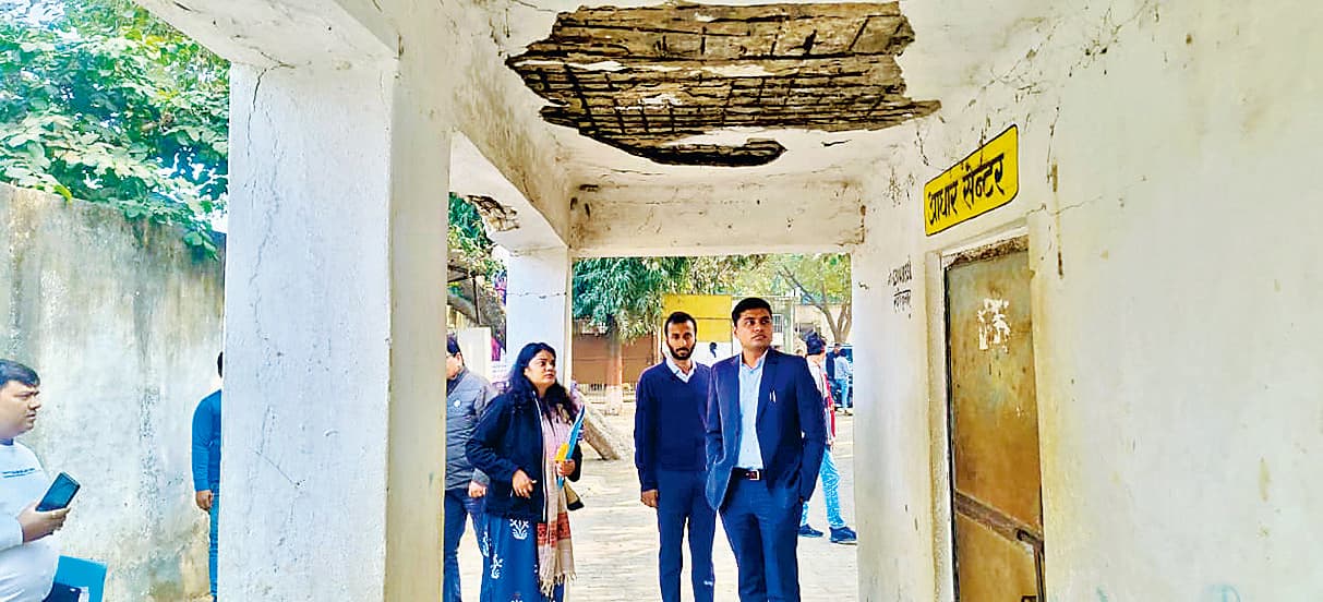 डीडीसी ने किया प्रखंड कार्यालय का निरीक्षण, अव्यवस्थाओं पर जतायी नाराजगी