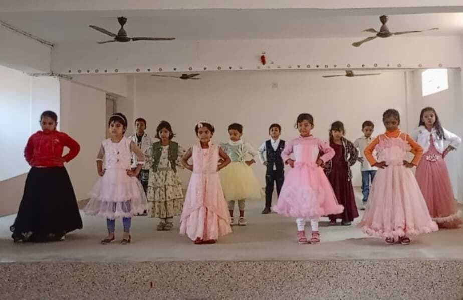 नन्हें बच्चियों ने नृत्य प्रस्तुत कर मोहा मन