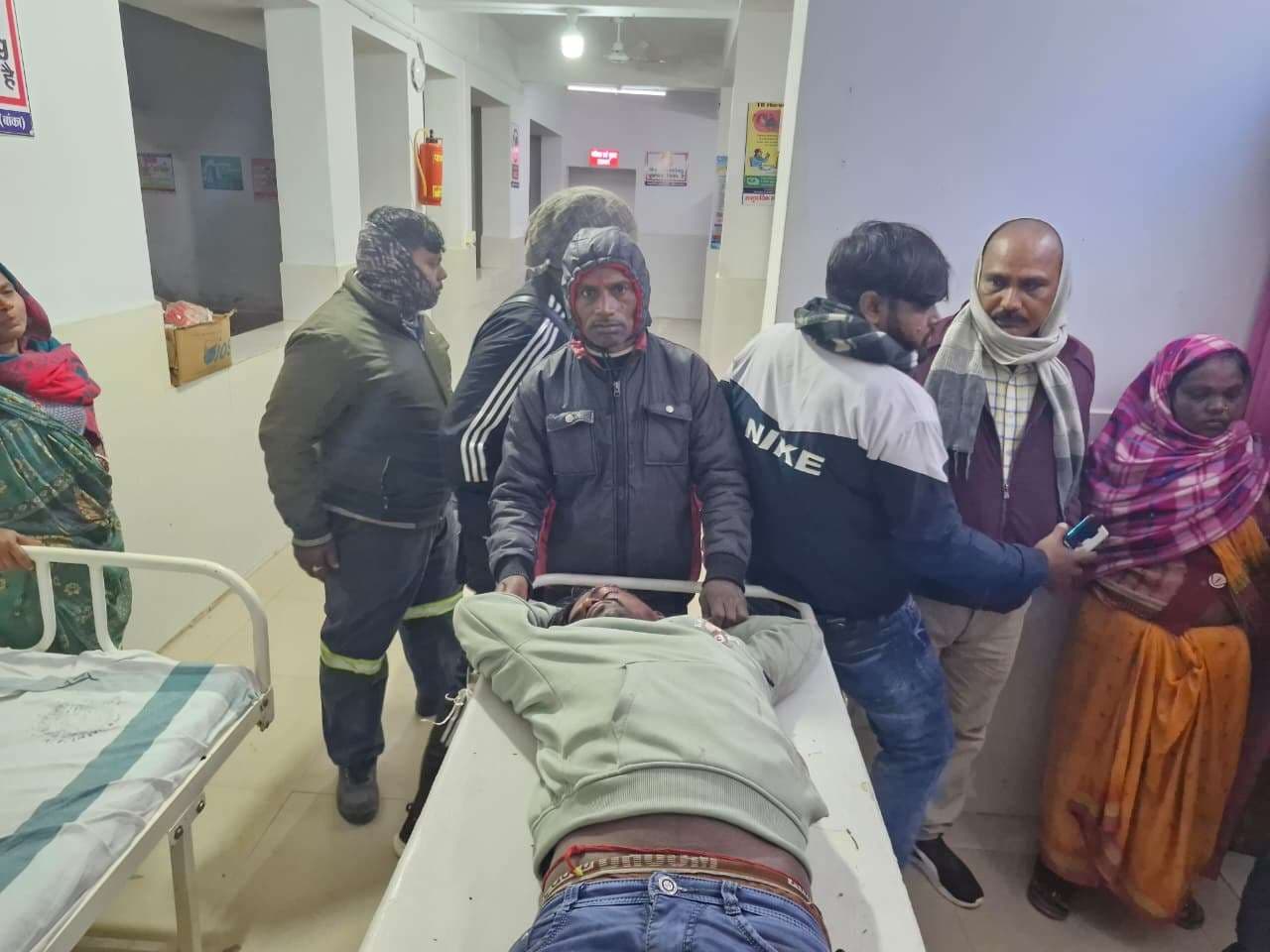 बाइक की टक्कर से अधेड़ व सवार हुआ जख्मी