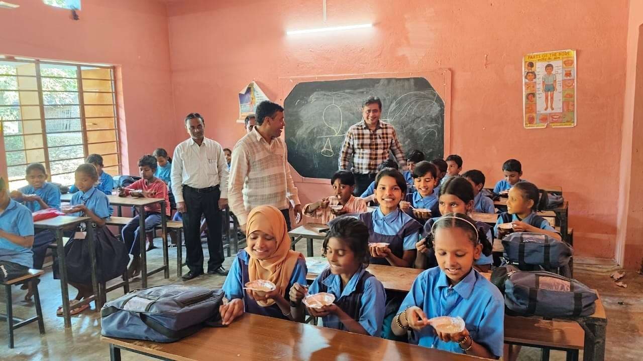 बच्चों को कराया गया तिथि भोजन