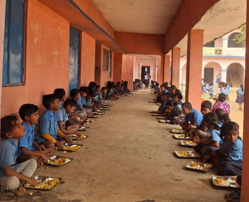 शिक्षा समिति के अध्यक्ष व प्रधानाध्यापक के विवाद से शैक्षणिक कार्य प्रभावित