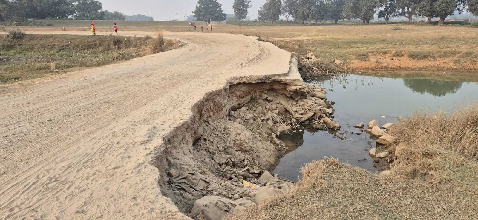 गिद्धौर–जमुई बाइपास सड़क जर्जर, आवागमन में भारी परेशानी