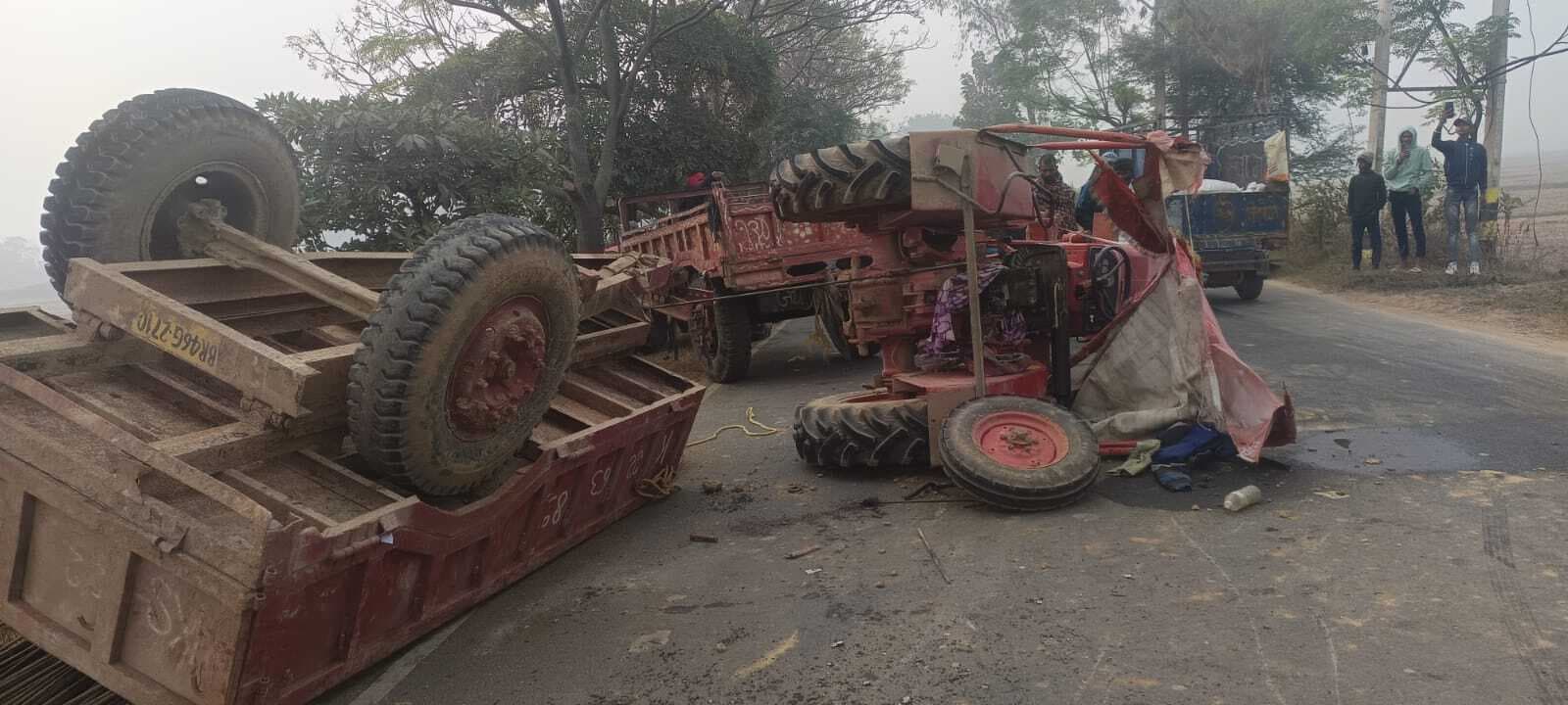 खैरा में सड़क हादसा, छड़ लदा ट्रैक्टर पलटा, चालक गंभीर