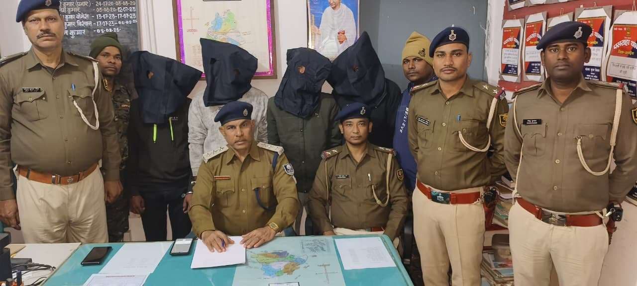 पसराहा में डकैती की योजना बना रहे चार युवक पिस्तौल के साथ गिरफ्तार