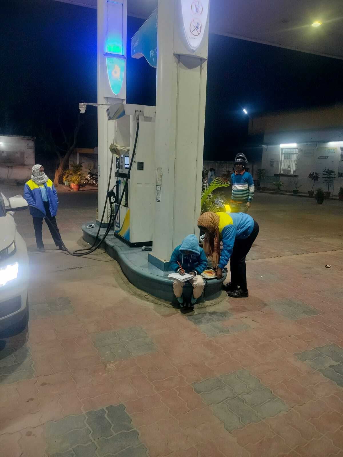 पेट्रोल पंप की स्ट्रीट लाइट में पढ़ता है बच्चा