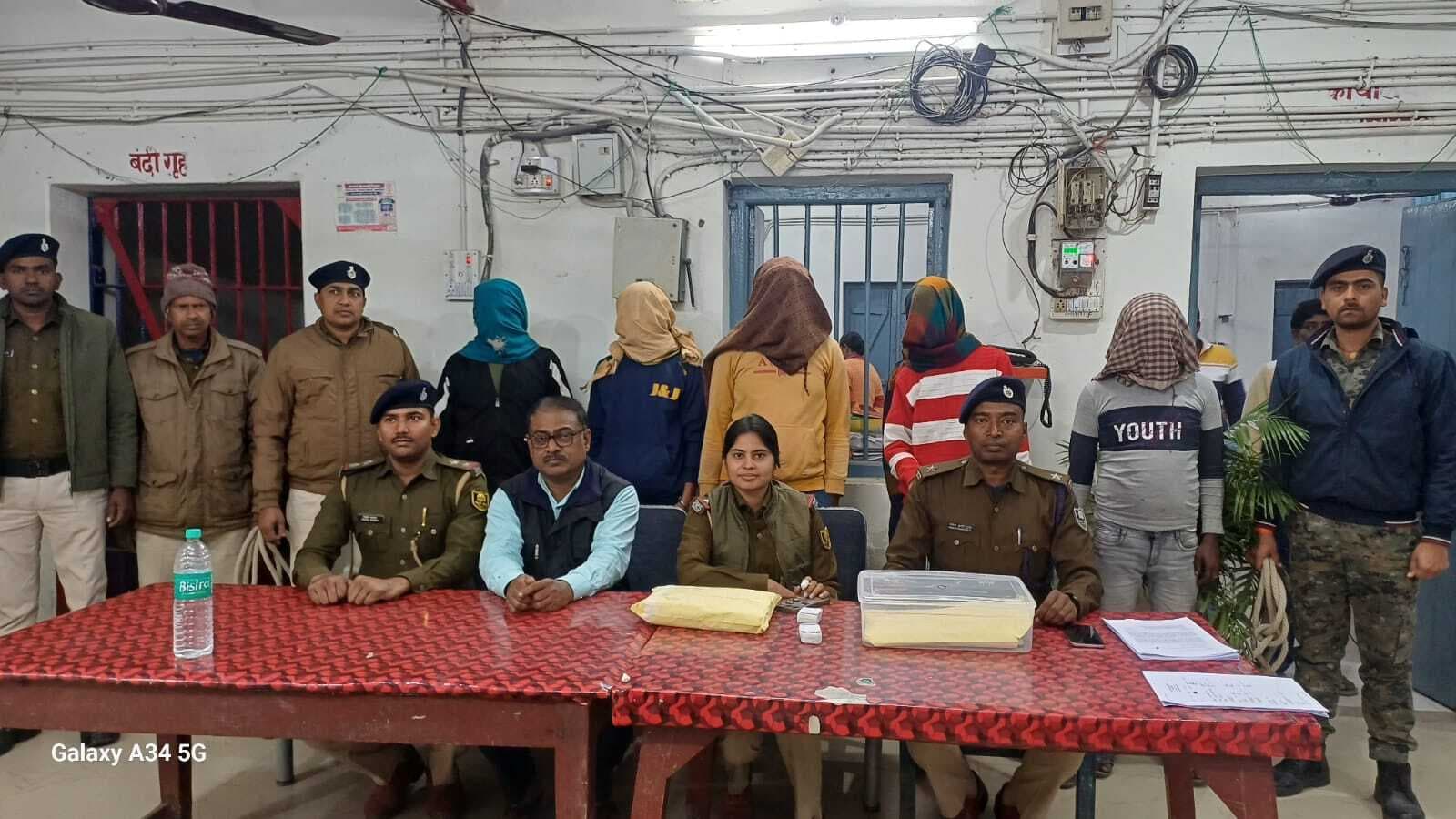 कारतूस व नकदी के साथ मथुरापुर से इंटरस्टेट पांच तस्कर गिरफ्तार