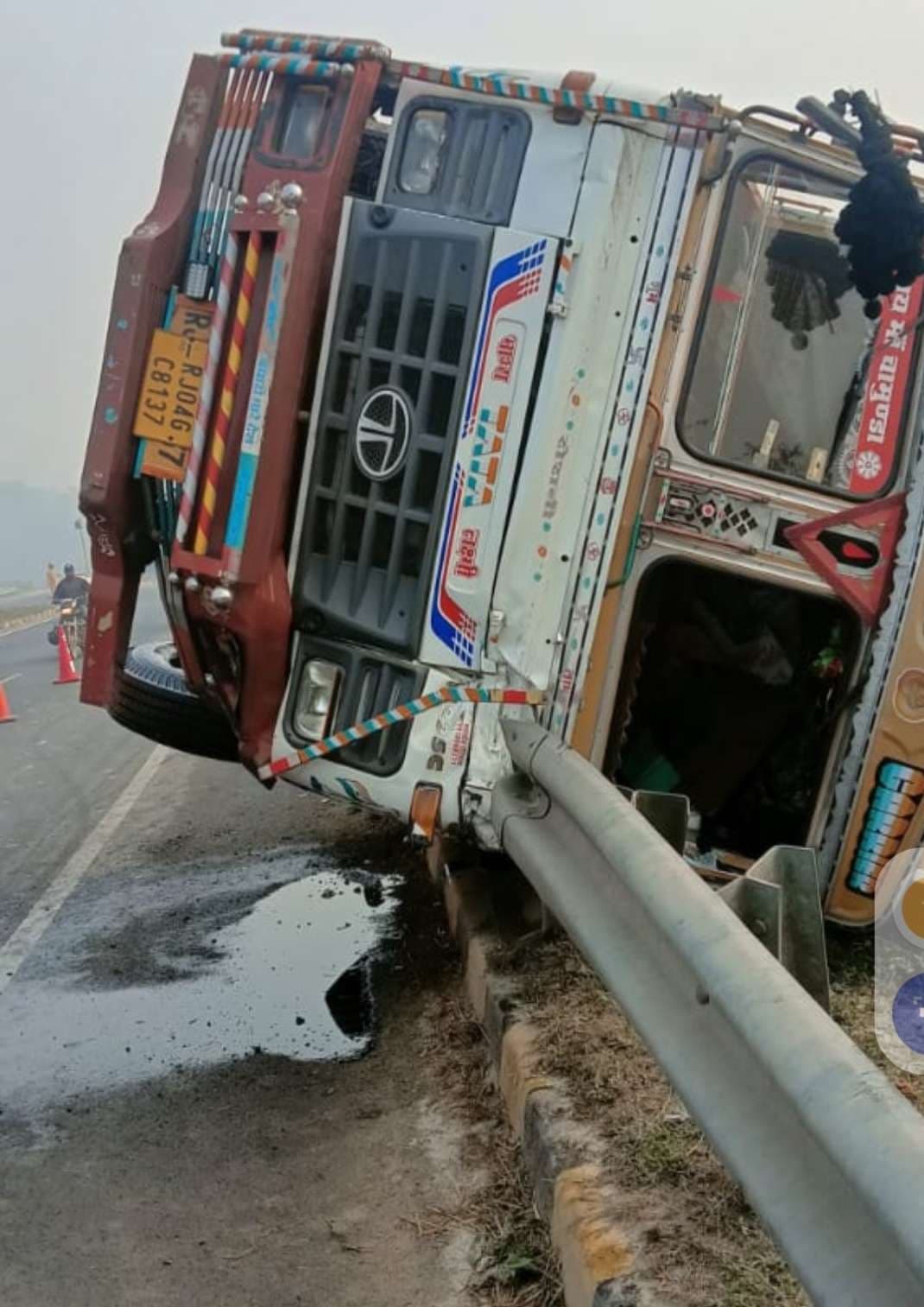 Madhubani News : बाइक सवार को बचाने में ट्रक रेलिंग को तोड़कर पलटा