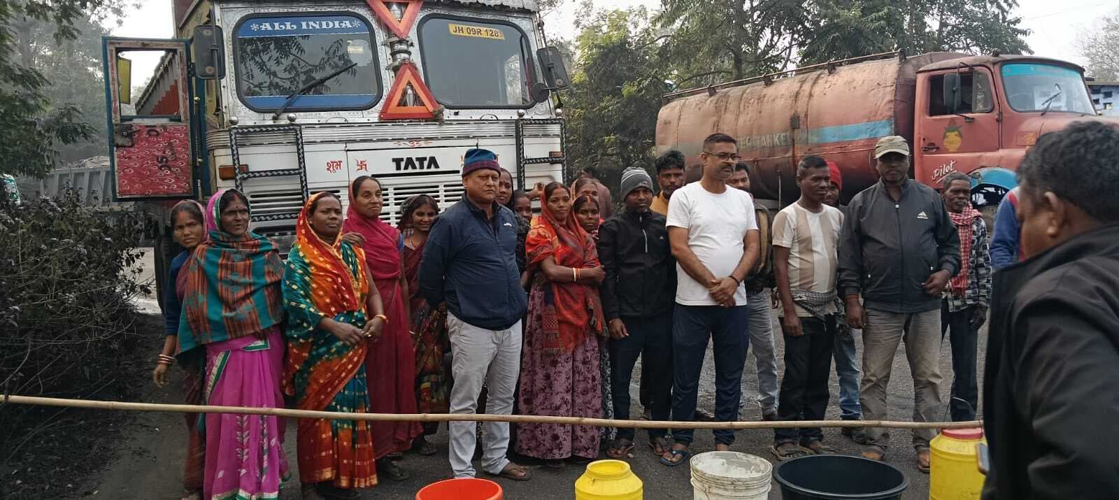 Bokaro News : 10 दिनों से जलापूर्ति बंद, सड़क पर उतरे ग्रामीण