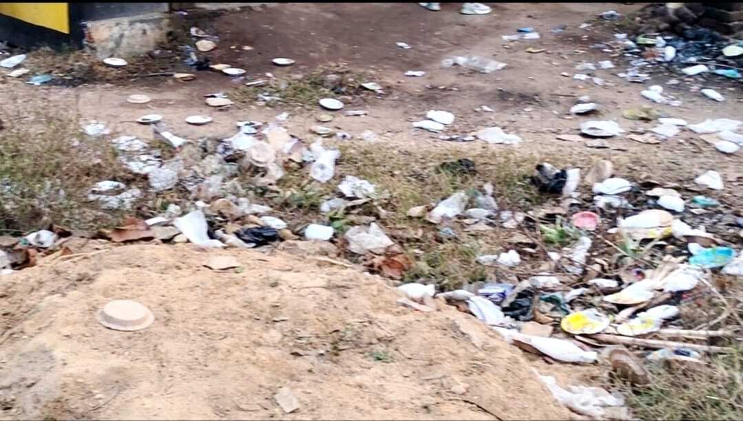 Giridih News: खंडोली मोड़ पर अस्थाई दुकानदार फैला रहे कचरा