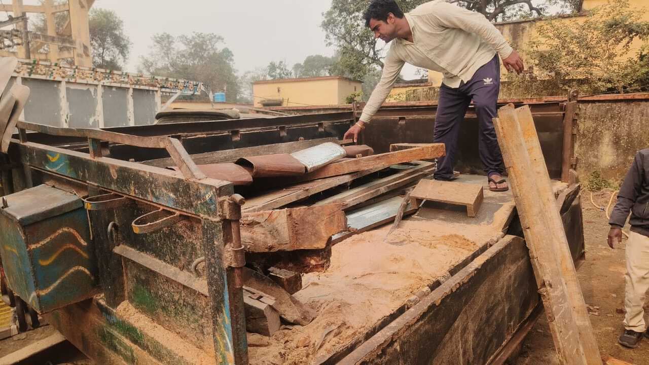 Giridih News: हत्याकांड मामले में फरार आरोपियों के घर हुई कुर्की जब्ती