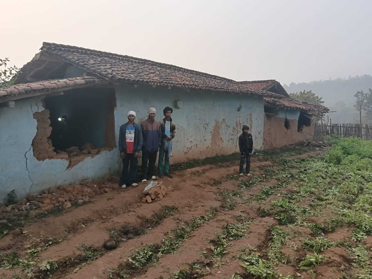 Giridih News: रातडीह गांव में हाथियों का उत्पात, घरों को तोड़ा, फसलें रौंदी