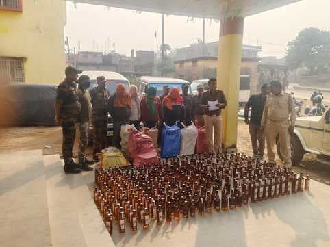 गोड्डा में नकली शराब का बड़ा कारोबार, दो वाहनों से 500 बोतल बरामद