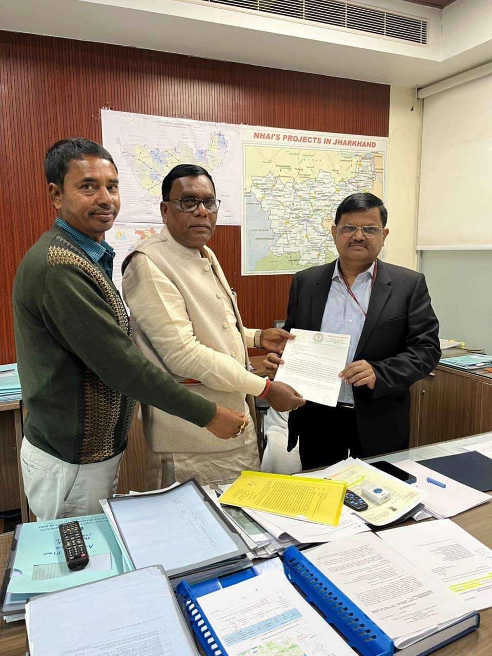 Giridih News: ओवर ब्रिज और अंडरपास को लेकर चीफ जनरल मैनेजर से मिले विधायक