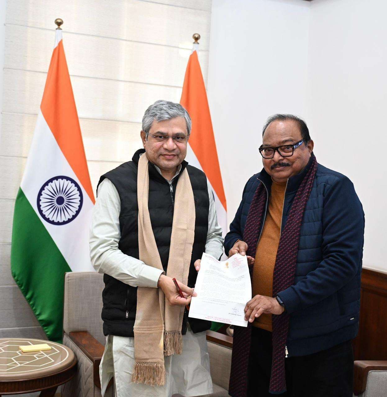 Giridih News: राज्य सभा सांसद डॉ सरफराज अहमद ने रेल मंत्री को सौंपा ज्ञापन