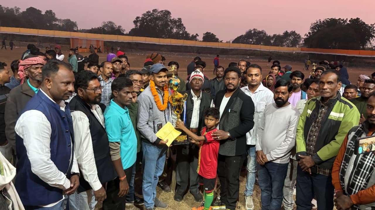 Seraikela Kharsawan News : ब्लैक डायमंड को हरा आमबगान बना विजेता