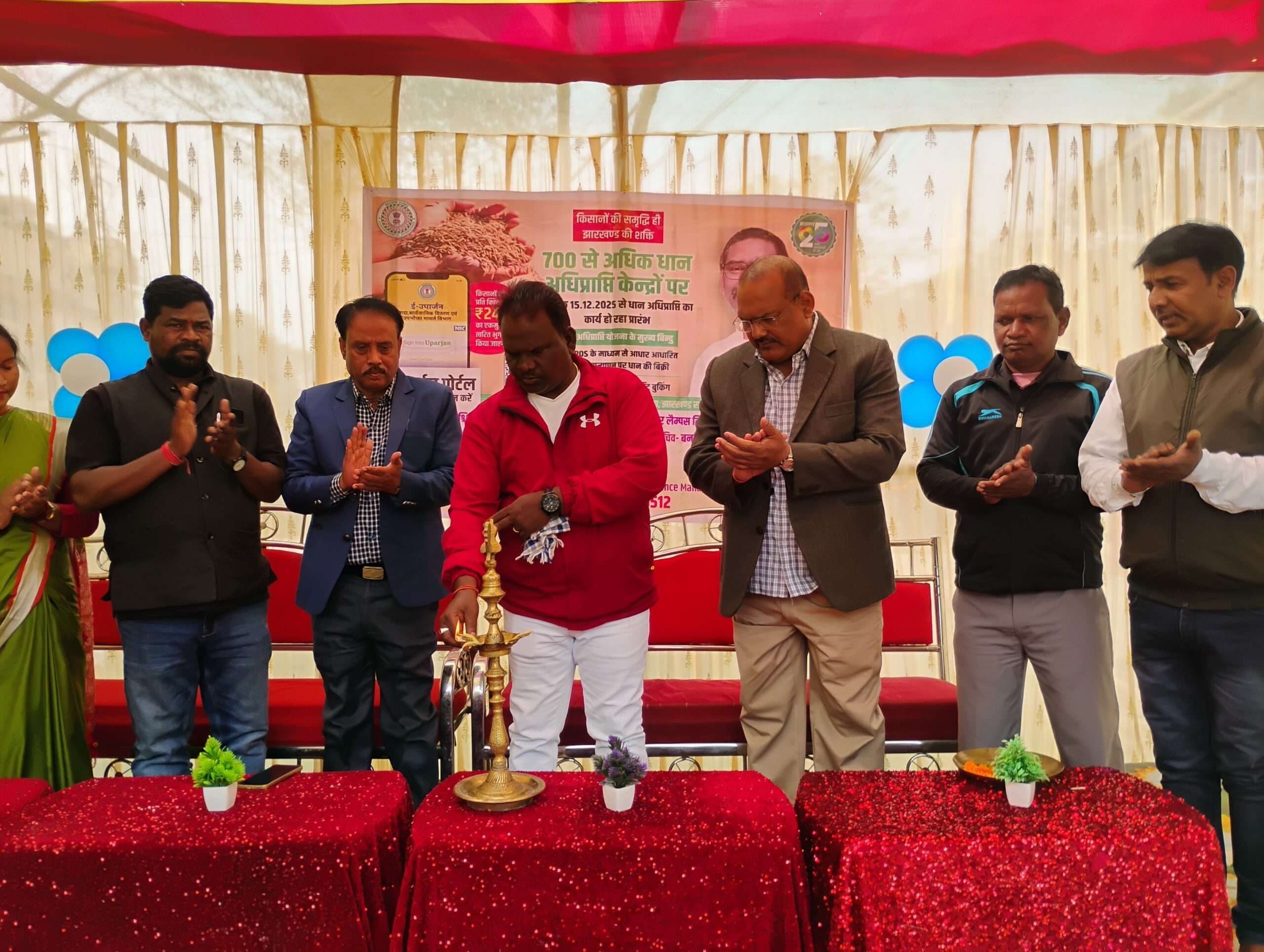 Chaibasa News : लैंपस में ही धान बेचें, बिचौलियों के चक्कर में नहीं फंसें किसान