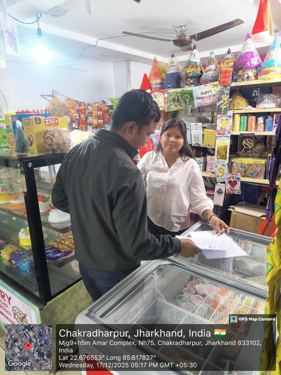 Chaibasa News : गंदगी व एक्सपायरी उत्पाद पर दो प्रतिष्ठानों को नोटिस