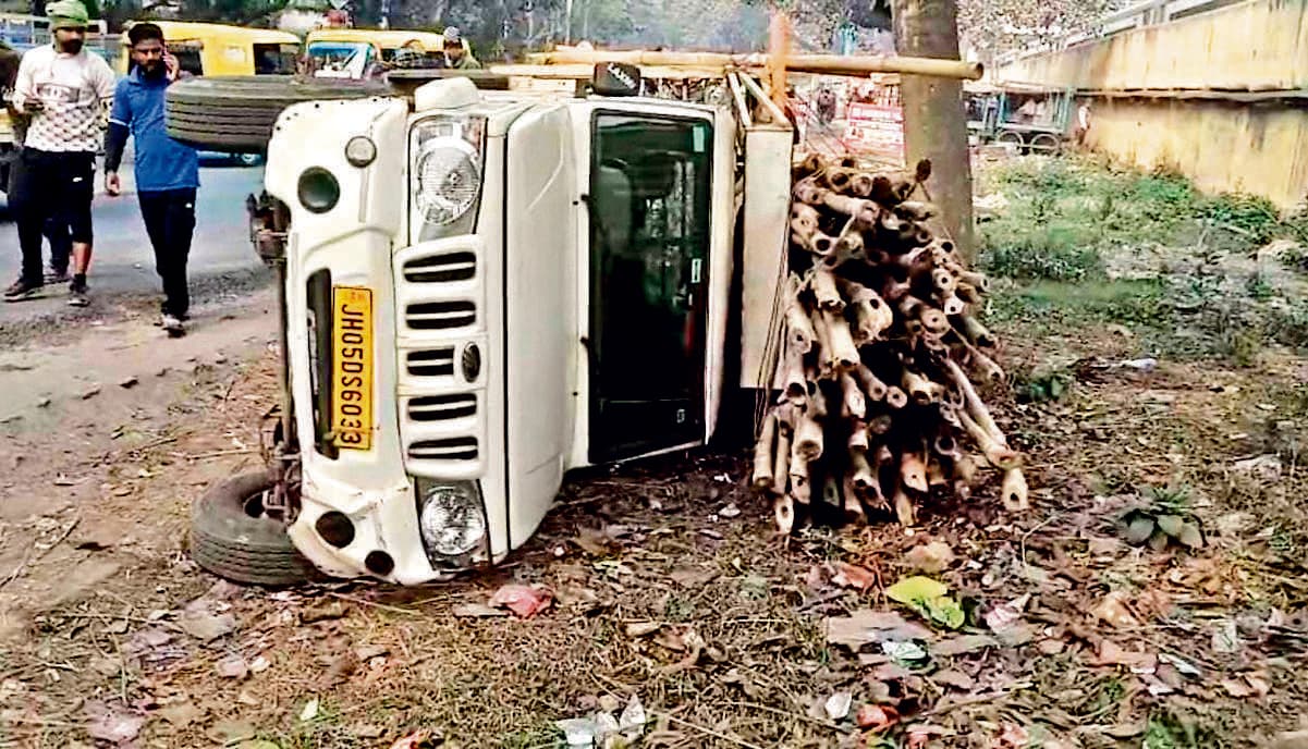 Jamshedpur News : स्टेशन के पास चेकिंग के दौरान पिकअप वैन पलटा
