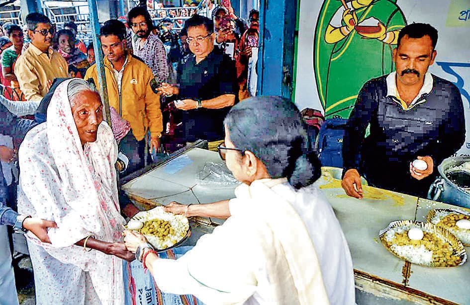एसएसकेएम के सामने ‘मां कैंटीन’ में मुख्यमंत्री ने लोगों को खुद सौंपी थाली