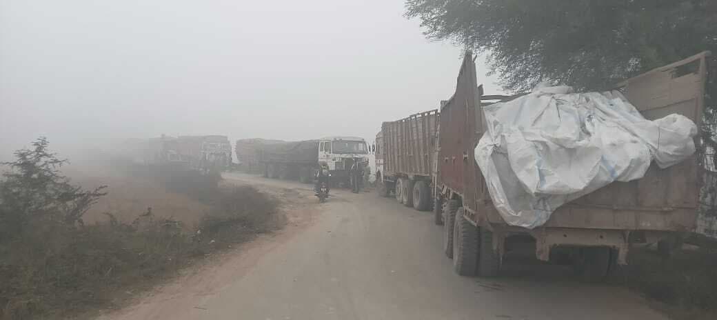 ट्रेलर में खराबी आने से छांव रोड में लगा जाम